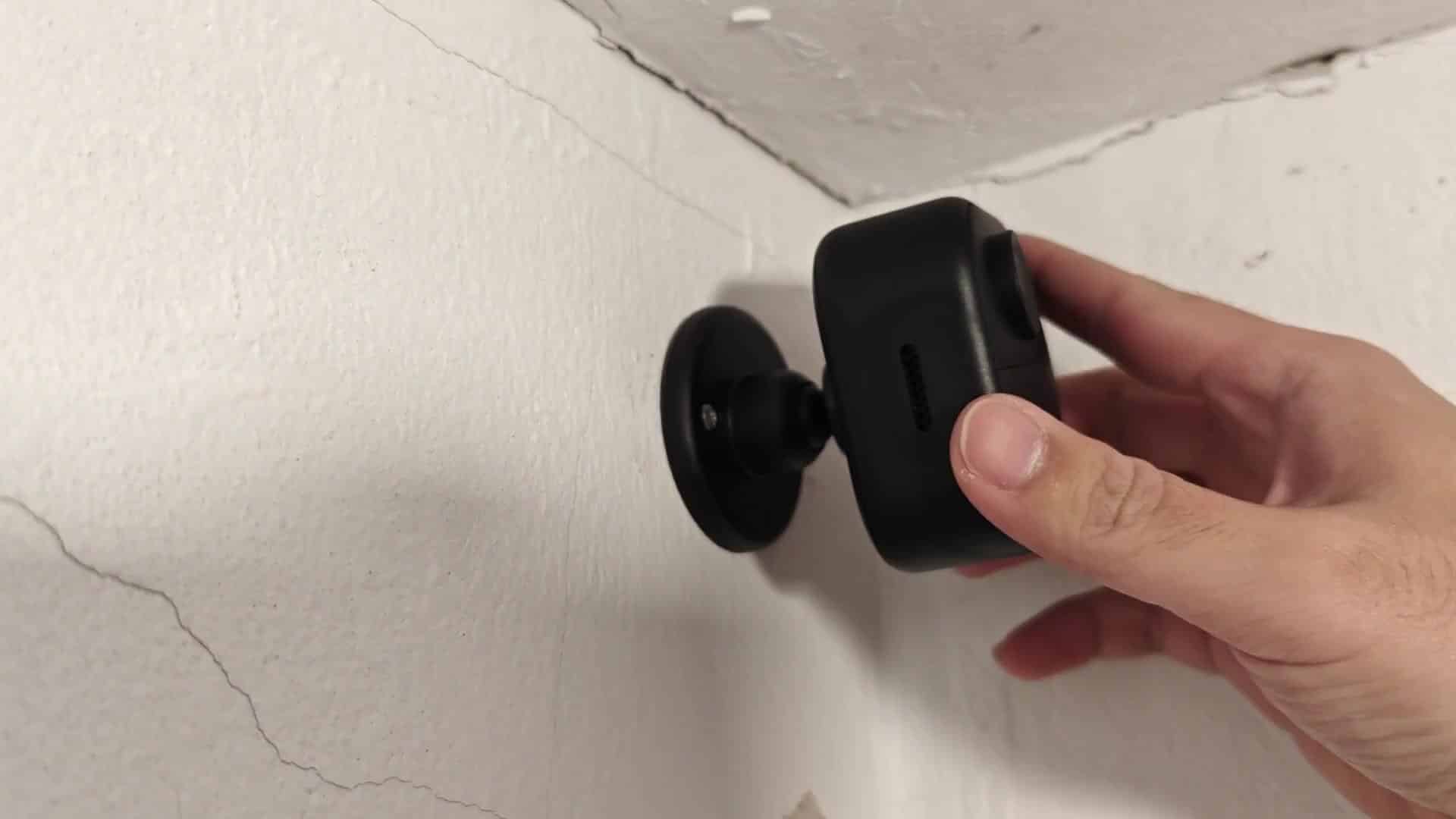 Adjusting camera angle on ceiling mount Adjusting camera angle on ceiling mount