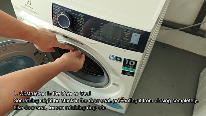 Checking door seal for obstructions Checking door seal for obstructions