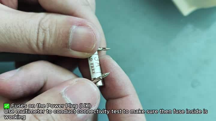 Cylindrical fuse with metal prongs Cylindrical fuse with metal prongs