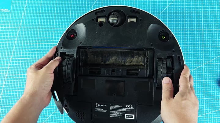 Dirty dustbin on Deebot T9 underside Dirty dustbin on Deebot T9 underside