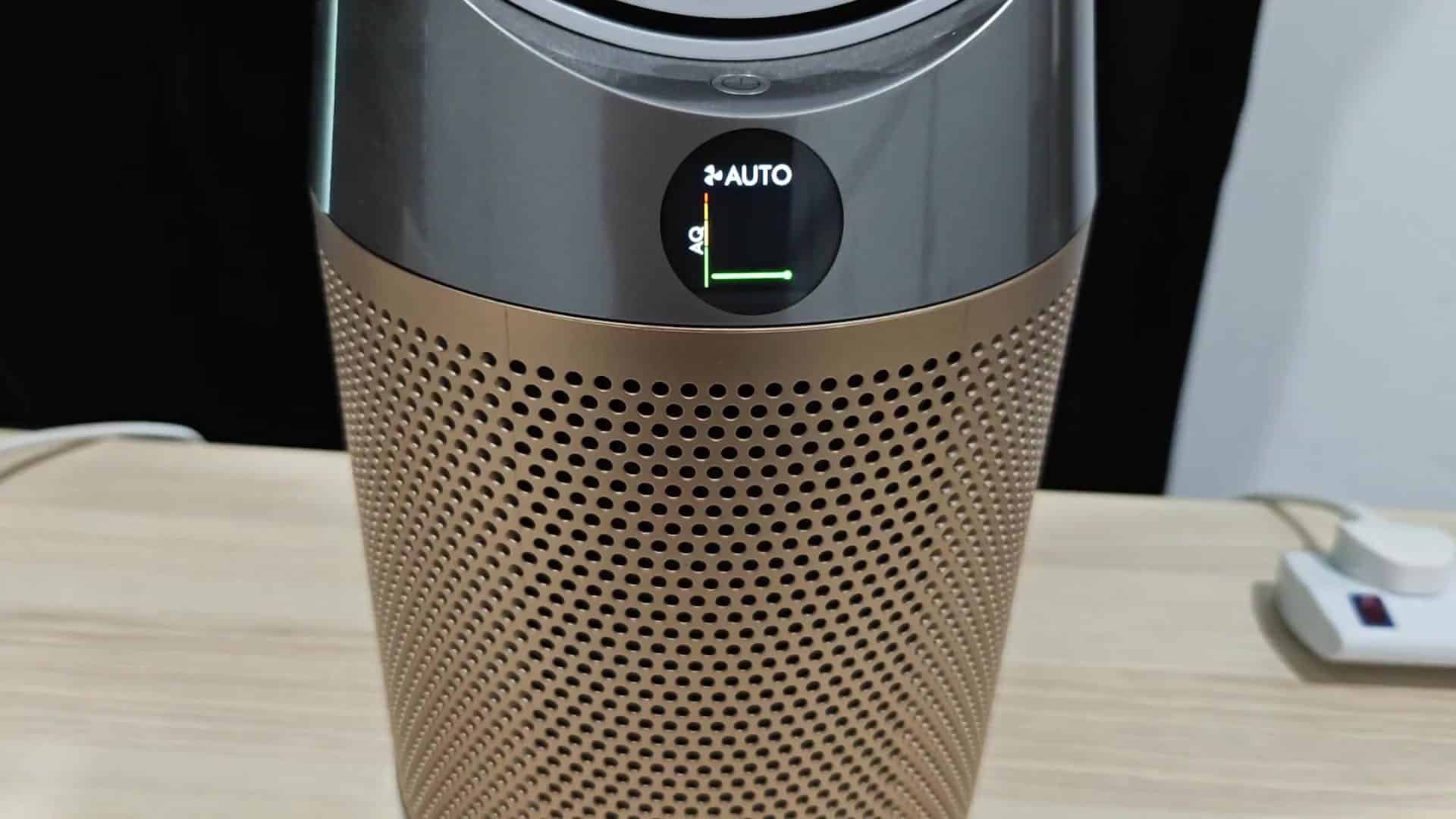 Dyson purifier display showing AUTO mode Dyson purifier display showing AUTO mode