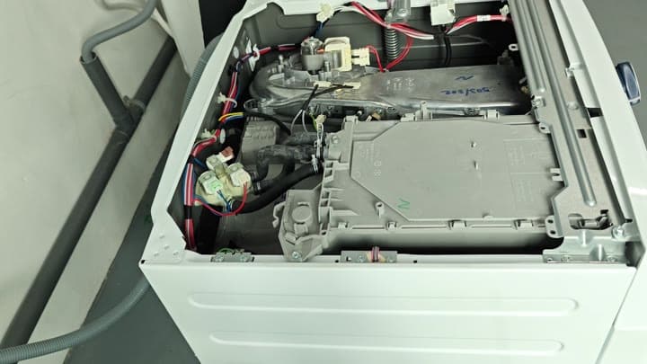 Exposed wiring and internal components Exposed wiring and internal components