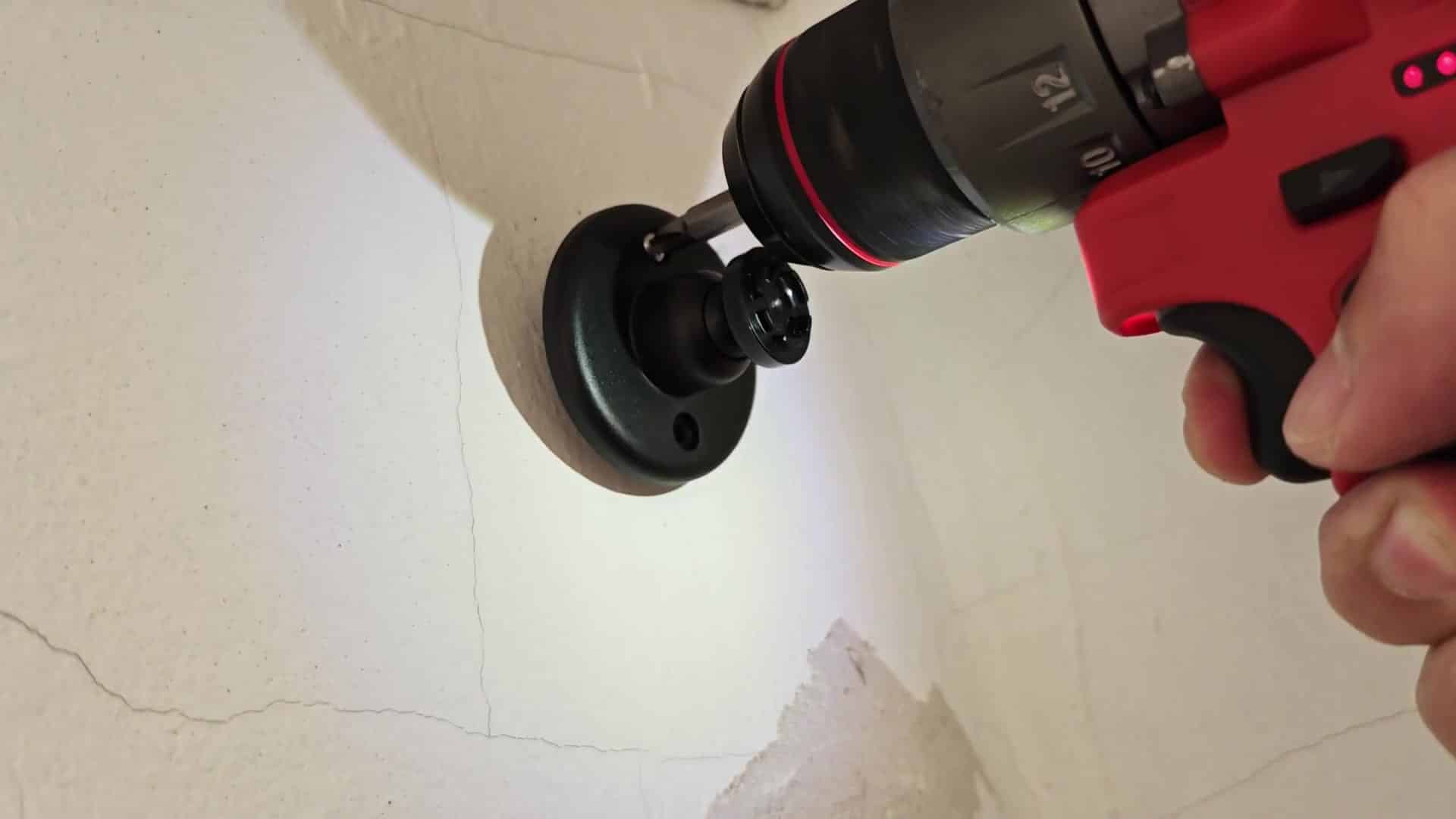 Fastening mount to wall with screws Fastening mount to wall with screws
