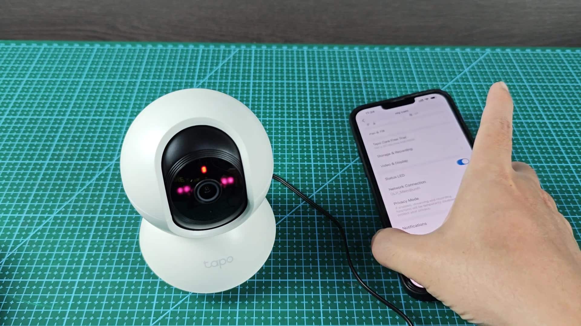 Green indicator light shows camera idle status Green indicator light shows camera idle status