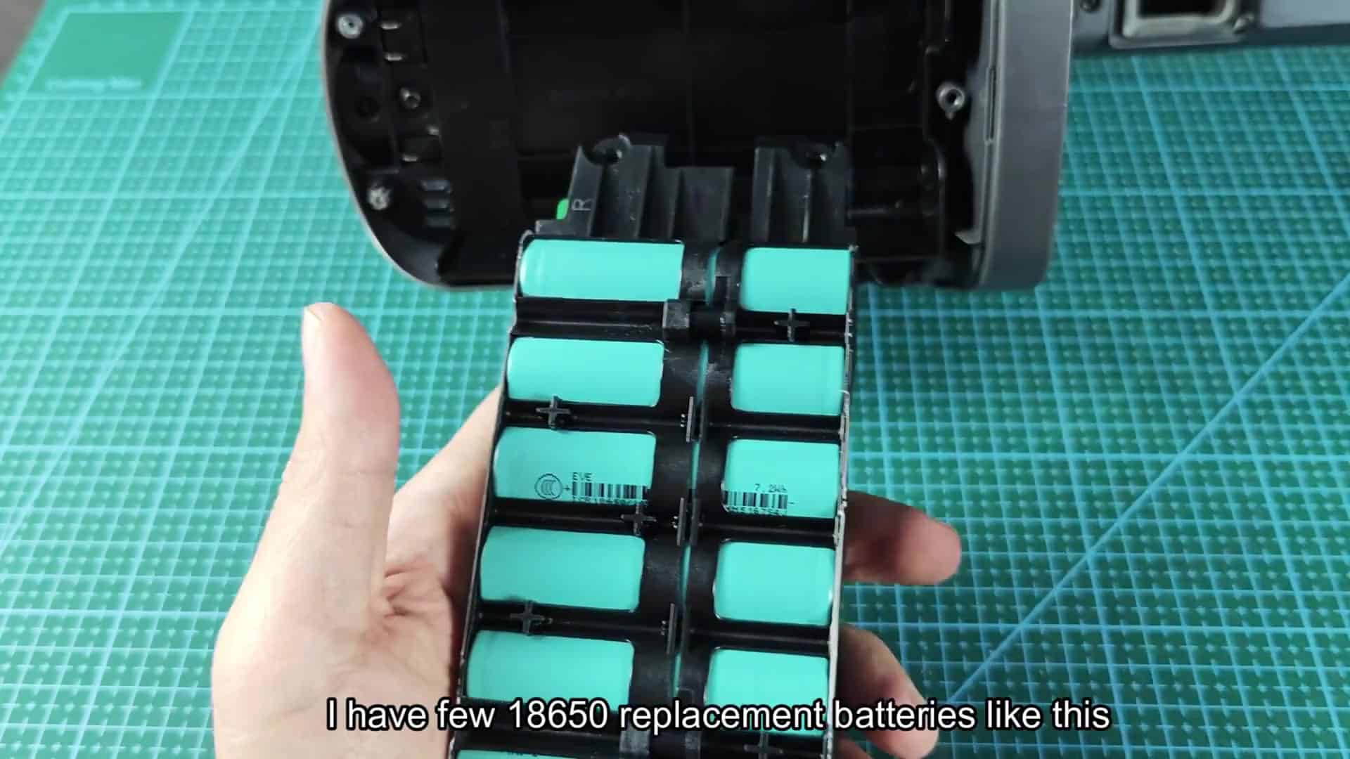 Holding replacement 18650 battery cell Holding replacement 18650 battery cell