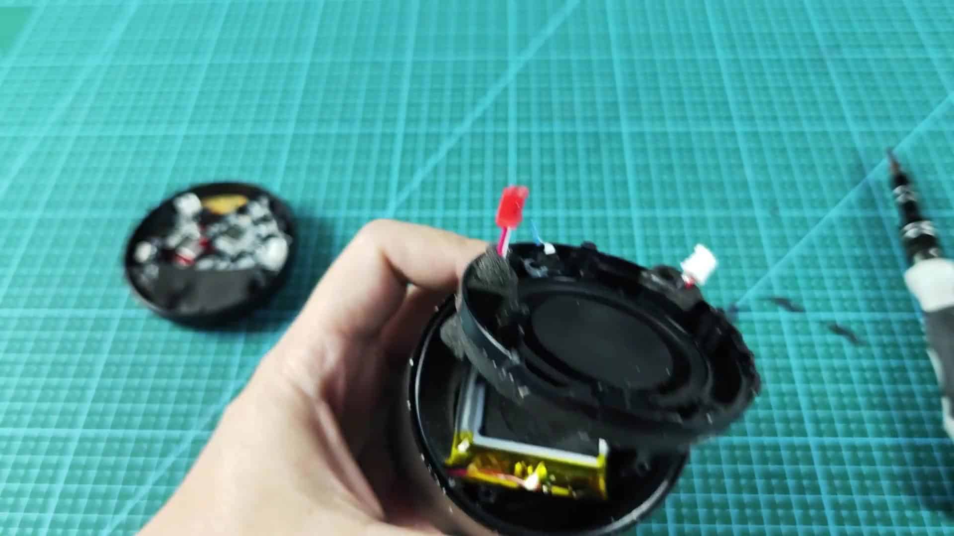 Inside view showing battery and connectors Inside view showing battery and connectors