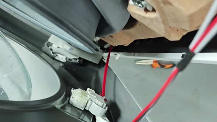 Internal wiring and electrical components exposed Internal wiring and electrical components exposed