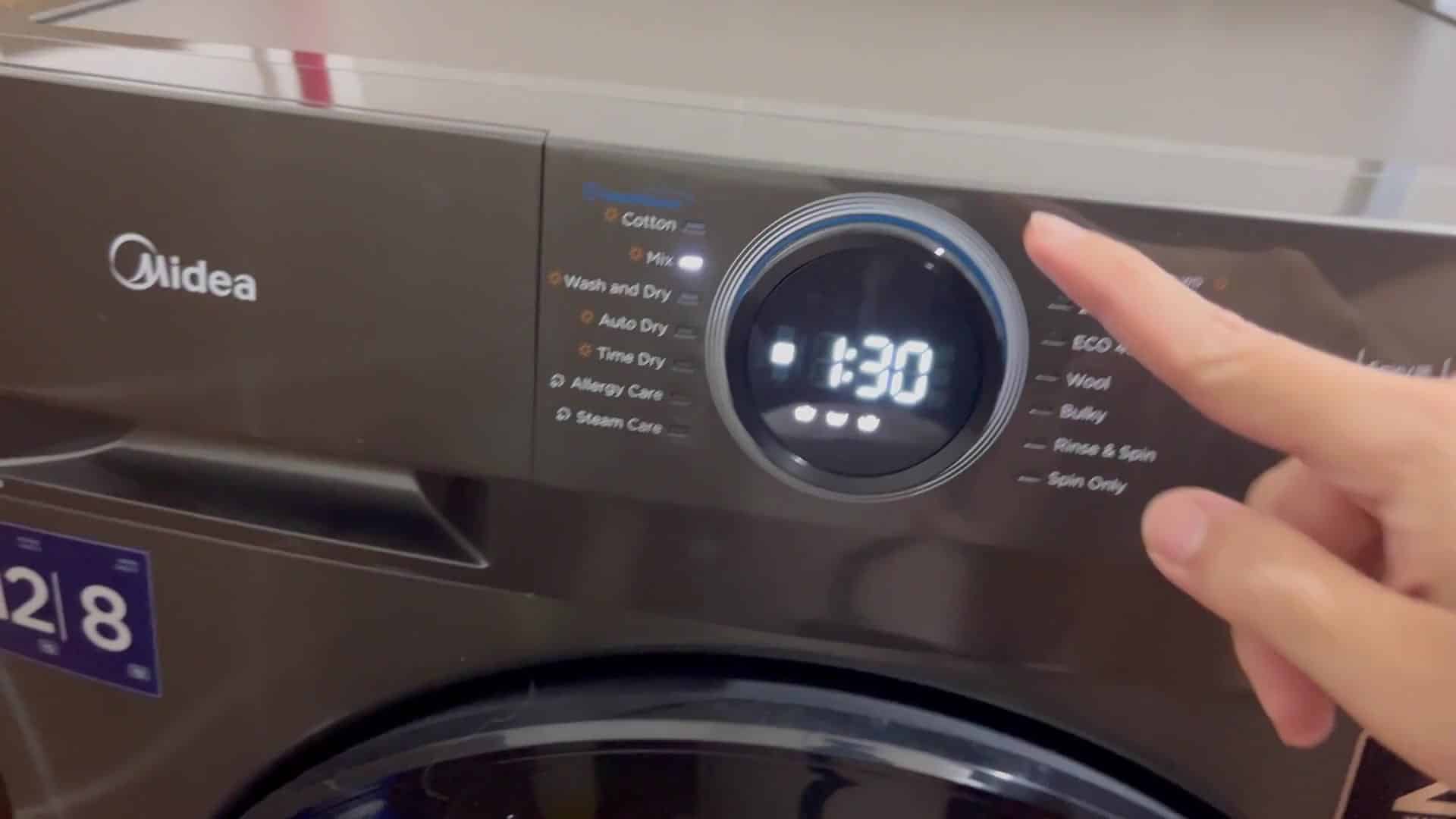 Midea washer with Cotton cycle selected on screen Midea washer with Cotton cycle selected on screen