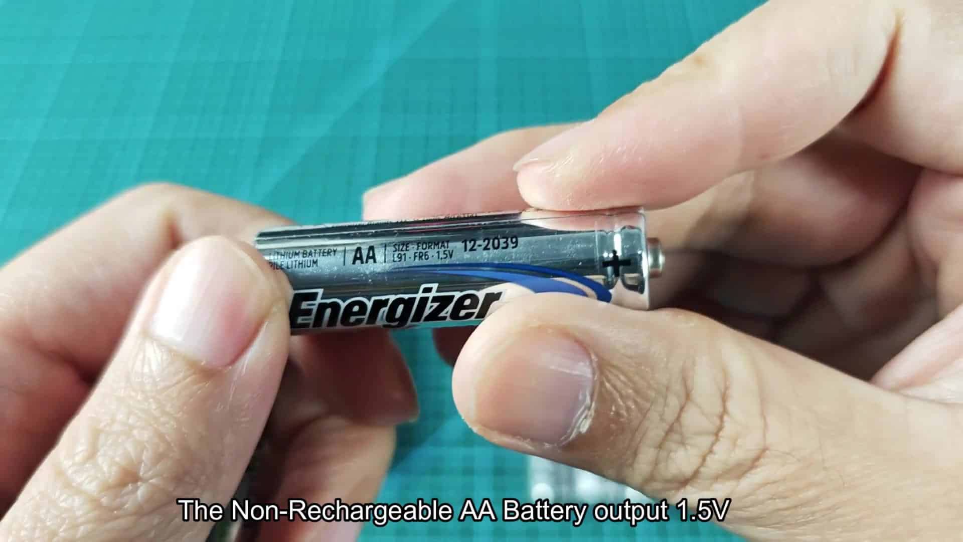 Non-rechargeable AA battery outputs 1.5V Non-rechargeable AA battery outputs 1.5V