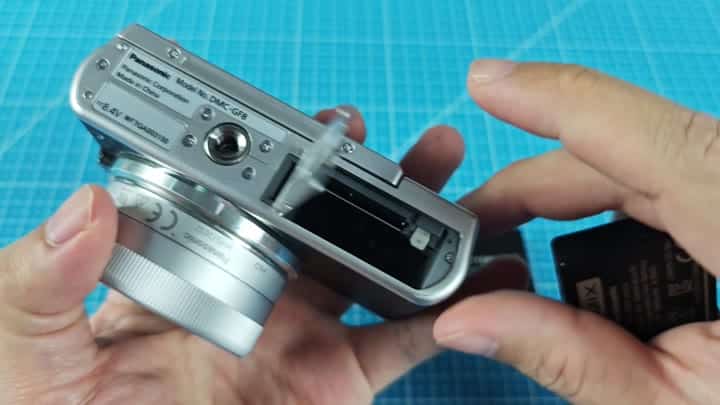 Open battery compartment on DMC-GF8 Open battery compartment on DMC-GF8