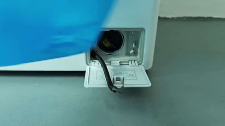 Open drain port with black cable Open drain port with black cable