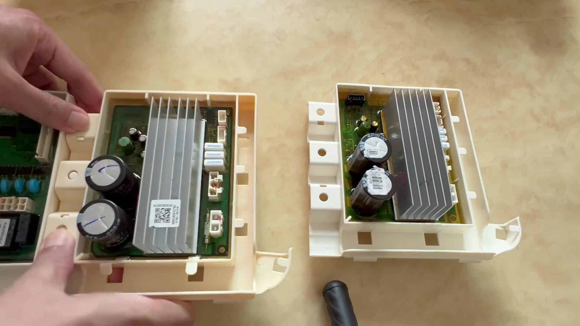 Opened electronics module with heatsink Opened electronics module with heatsink