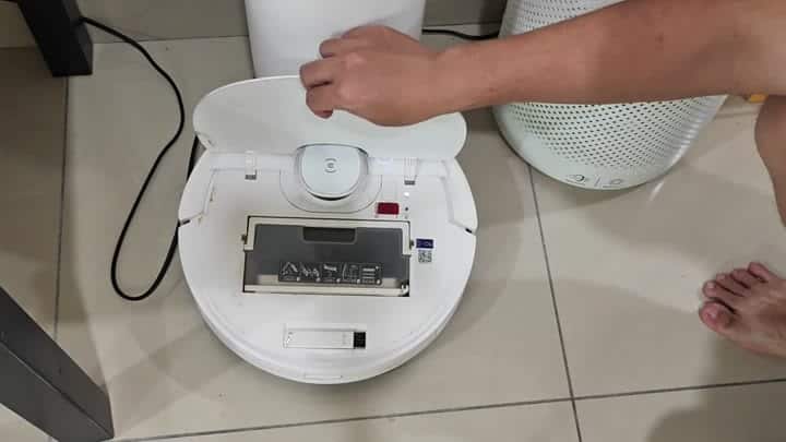Opening robotic vacuum dustbin compartment Opening robotic vacuum dustbin compartment