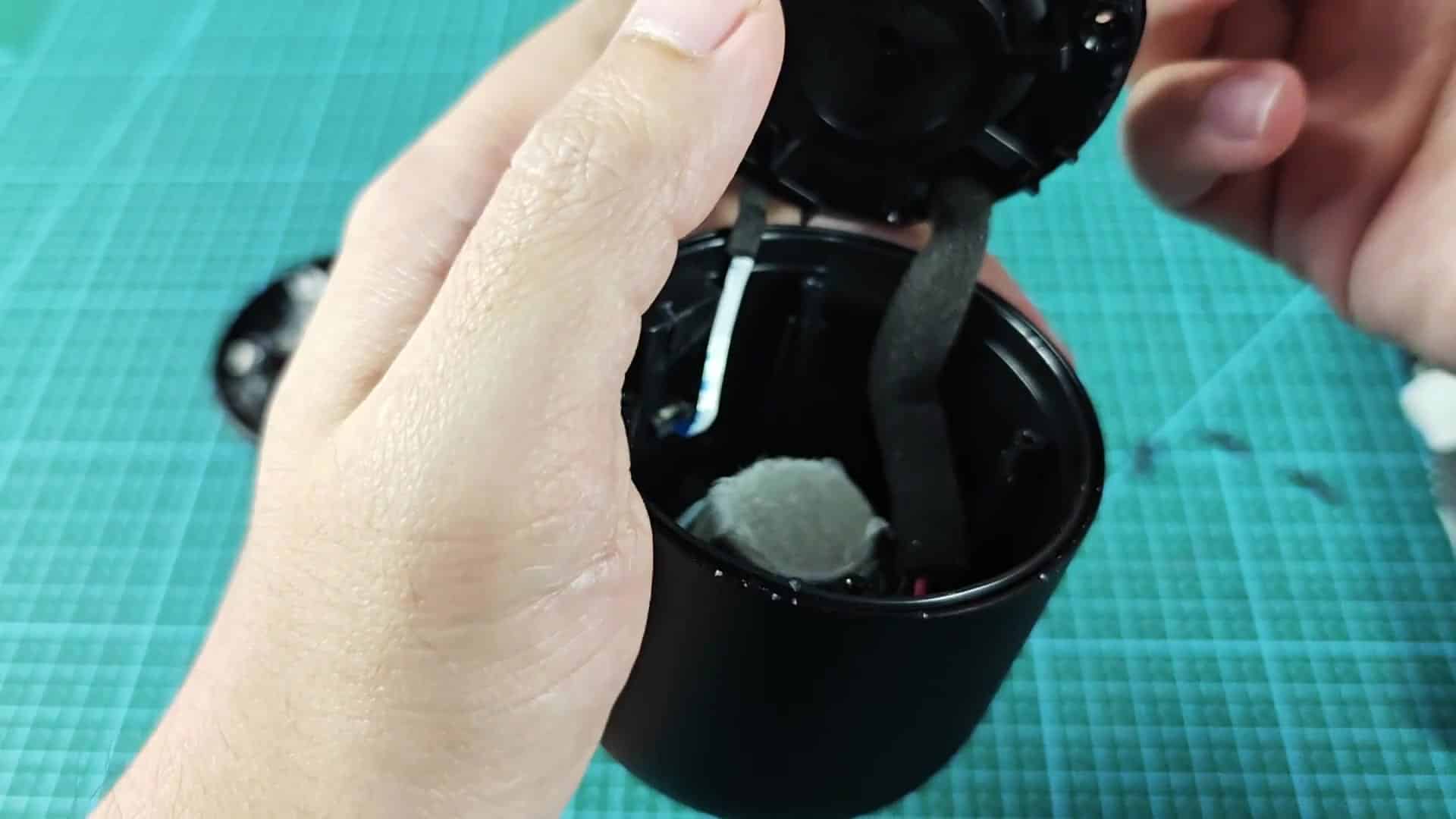 Pointing at internal metal component Pointing at internal metal component