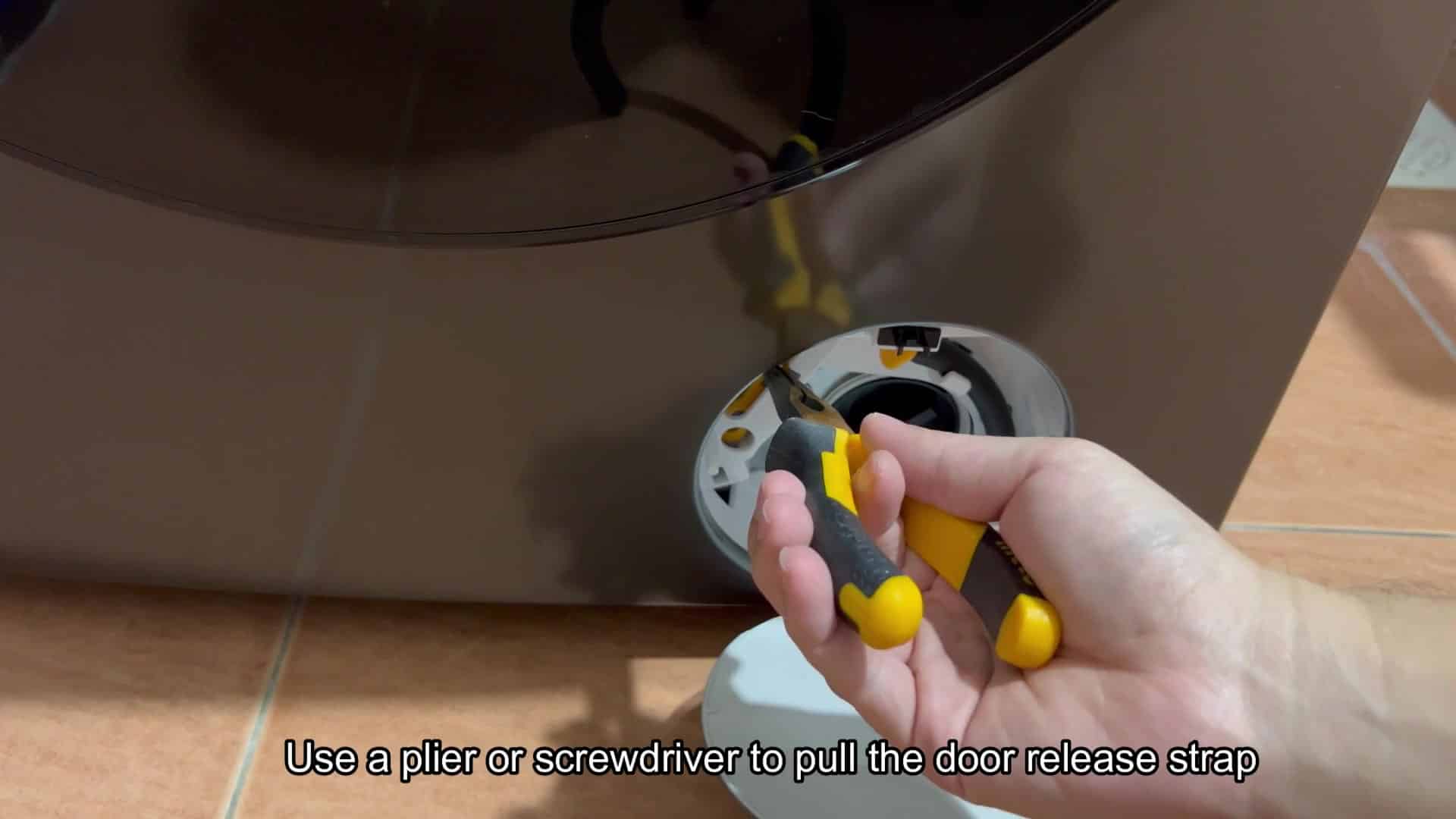 Positioning pliers near service port Positioning pliers near service port