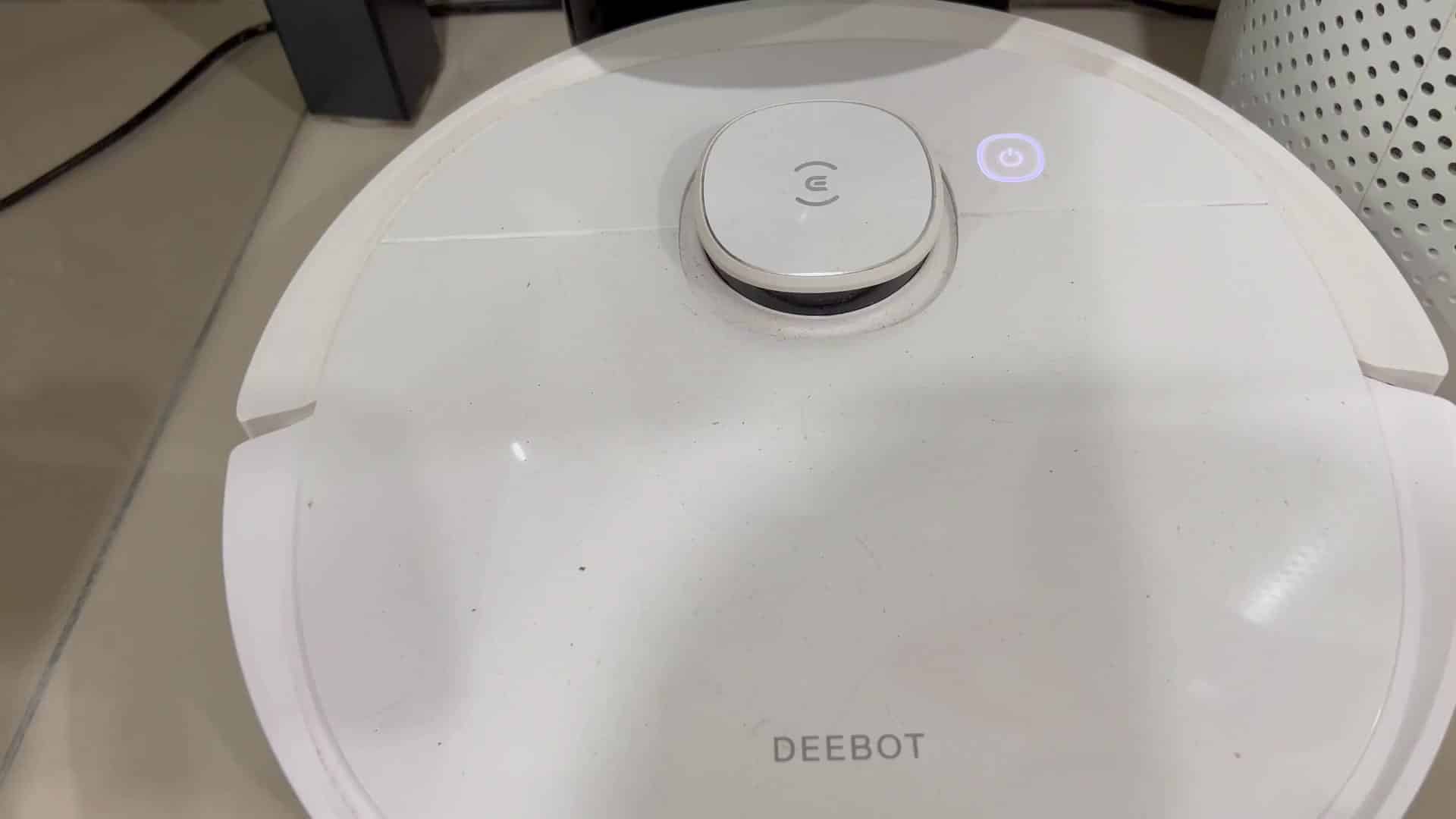 Pressing the power button on DEEBOT Pressing the power button on DEEBOT