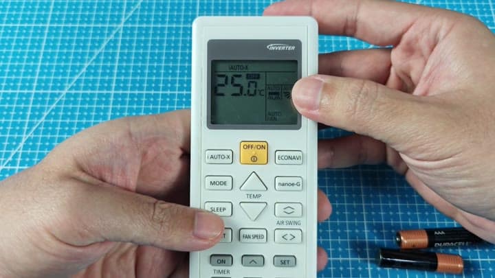 Remote displaying 25.0 degrees with new batteries Remote displaying 25.0 degrees with new batteries