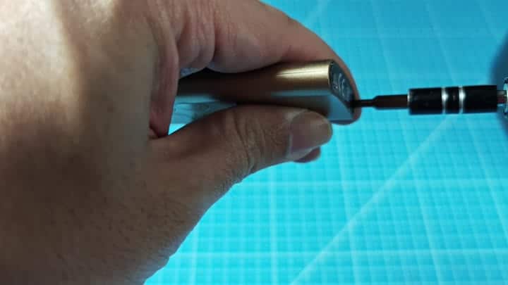 Screwdriver opening remote casing Screwdriver opening remote casing