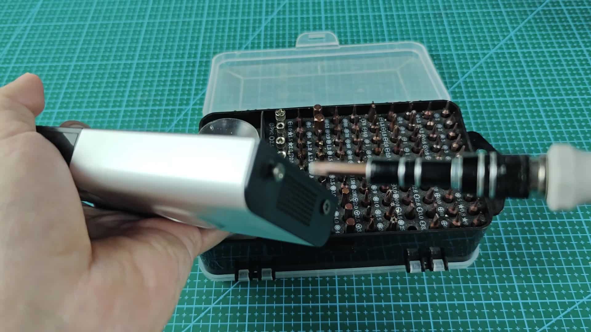 Screwdriver tightening end cap screw Screwdriver tightening end cap screw