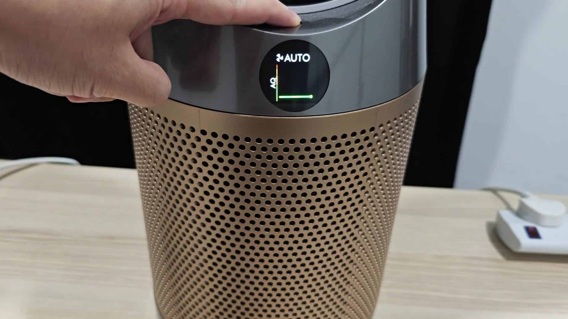 Tapping top edge to change settings Tapping top edge to change settings