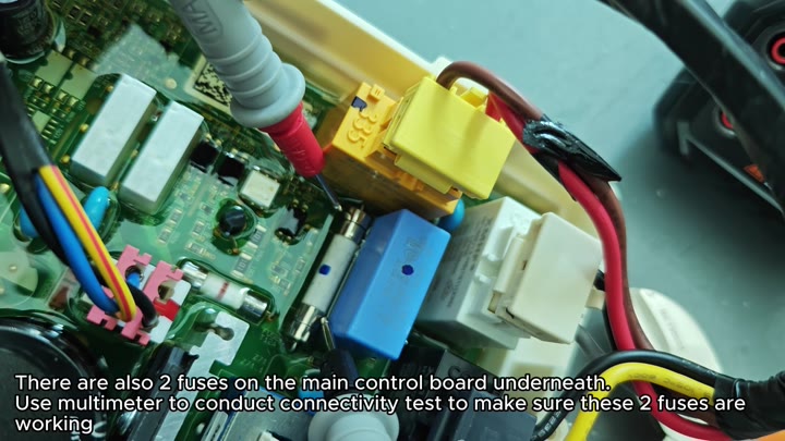 Testing fuses with multimeter probes Testing fuses with multimeter probes