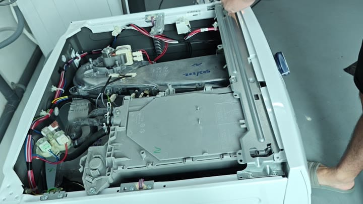 Top panel removed showing internals Top panel removed showing internals