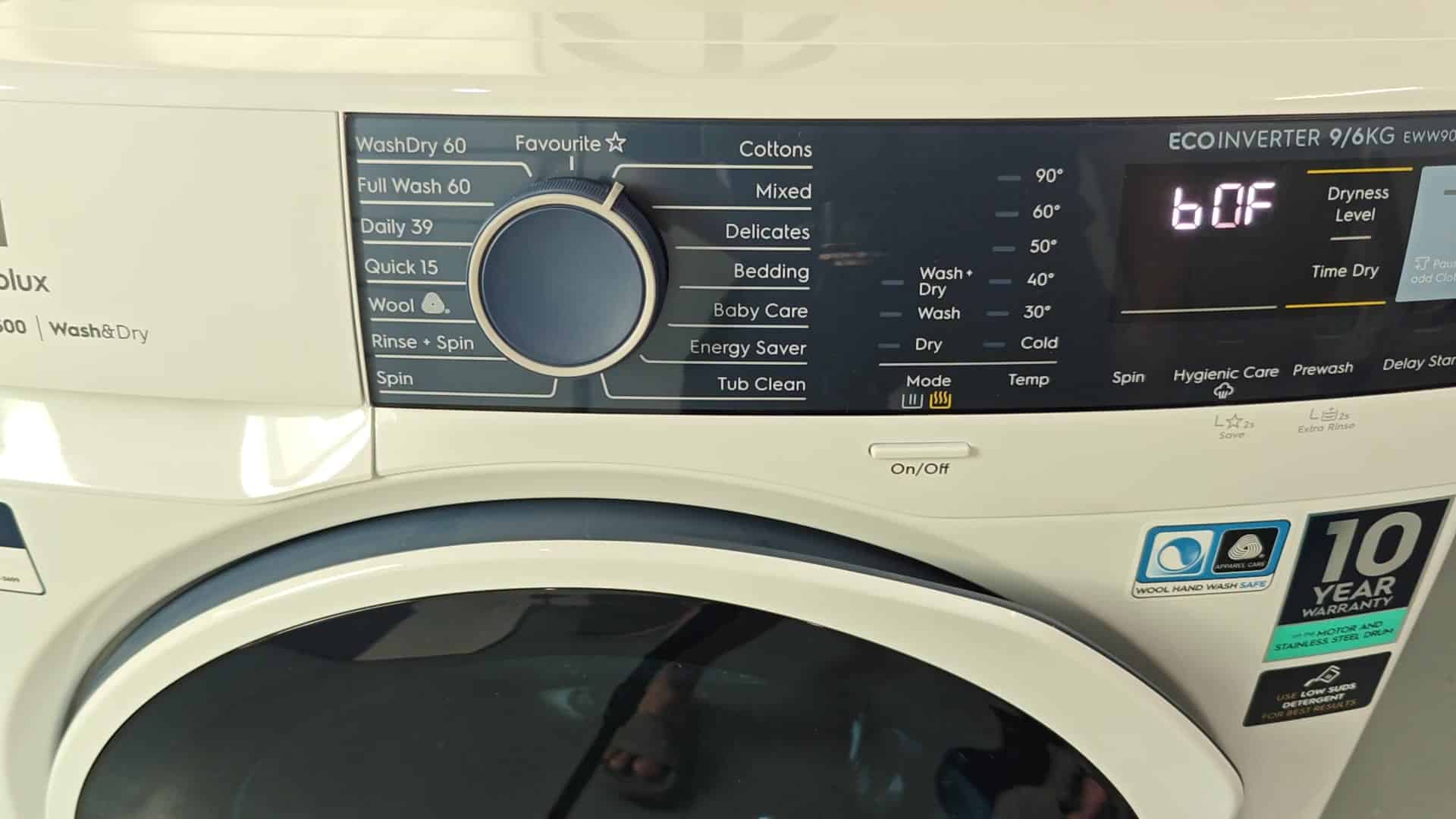 Turning program dial on Electrolux panel Turning program dial on Electrolux panel