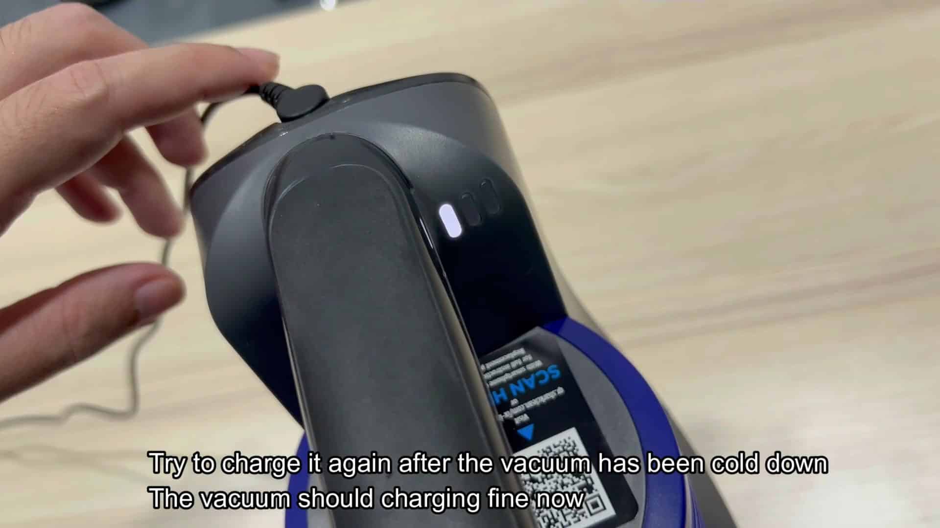 Vacuum charging with white indicator light Vacuum charging with white indicator light