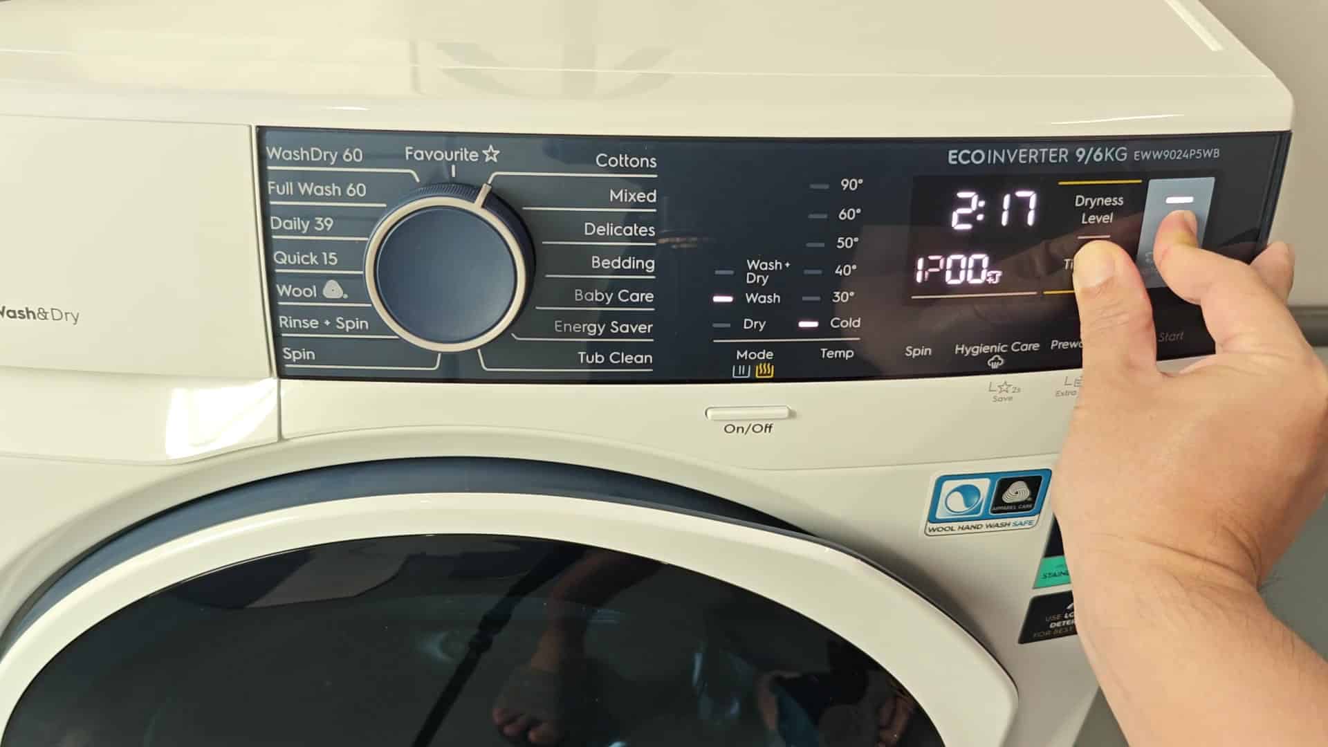 Washer display showing E00 and 1200 Washer display showing E00 and 1200