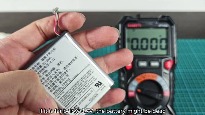 Checking 3.7V battery voltage with multimeter Checking 3.7V battery voltage with multimeter