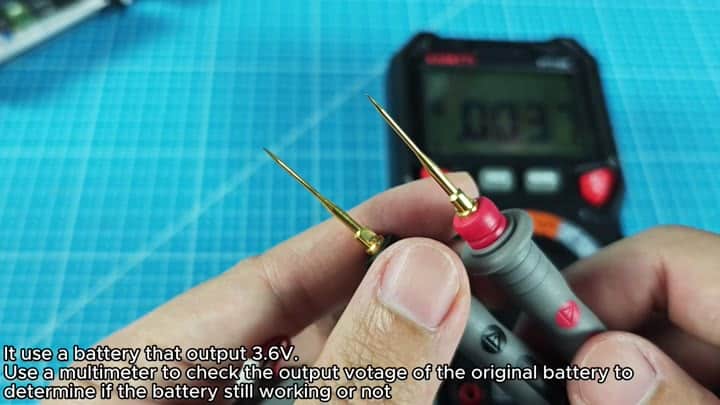 Checking battery voltage with multimeter Checking battery voltage with multimeter