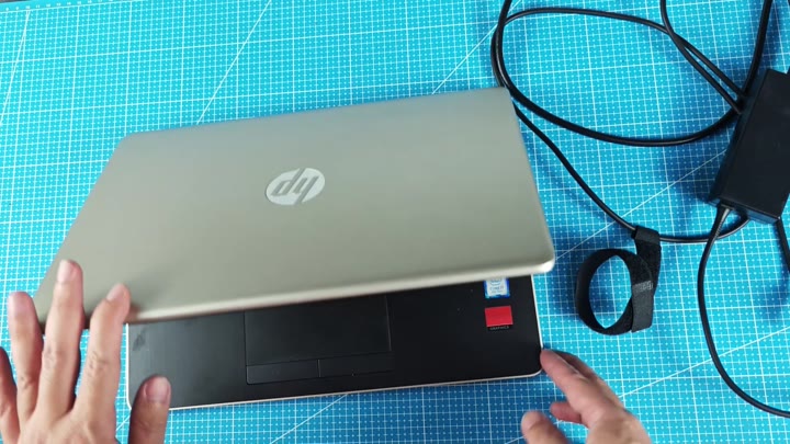 Closed HP 14 laptop on mat Closed HP 14 laptop on mat