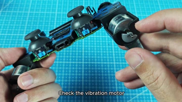 Exposed controller internals and vibration motor Exposed controller internals and vibration motor