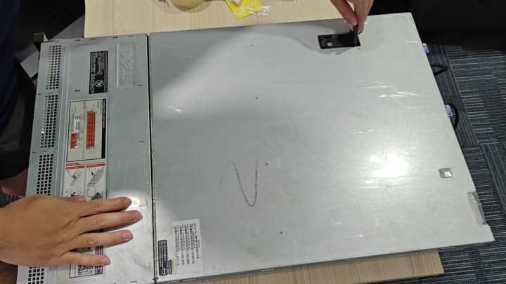 Handling the Dell R730xd chassis Handling the Dell R730xd chassis