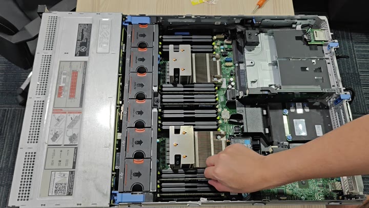 Inserting memory into server slot Inserting memory into server slot