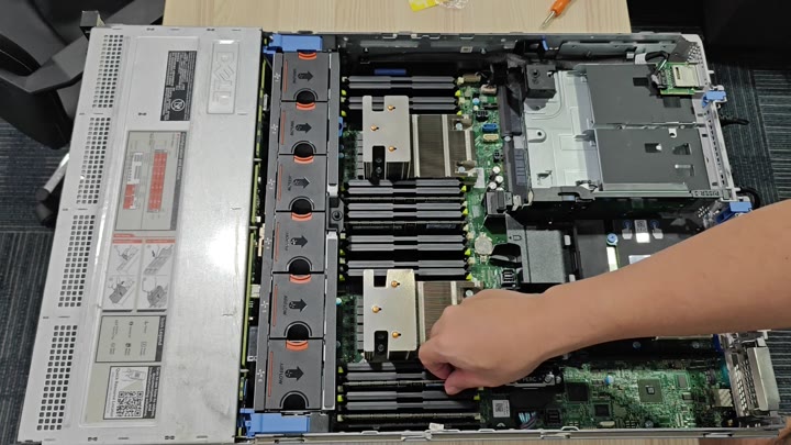 Internal components and drive bays Internal components and drive bays