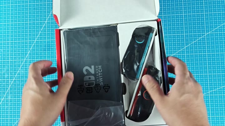 Lifting lid to reveal Joy-Cons Lifting lid to reveal Joy-Cons