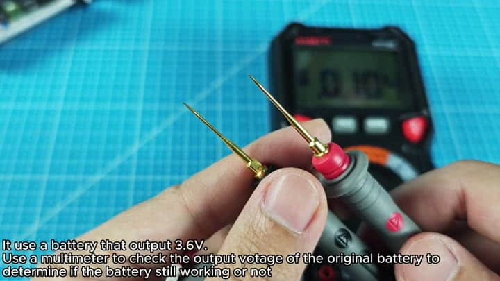 Multimeter checking battery voltage output Multimeter checking battery voltage output