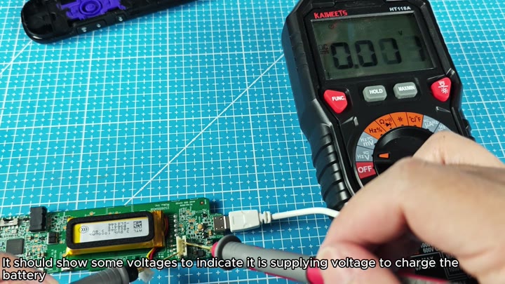 Multimeter tests charging voltage output Multimeter tests charging voltage output
