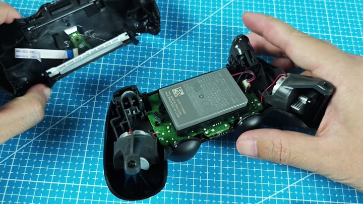 Open controller showing lithium-ion battery Open controller showing lithium-ion battery