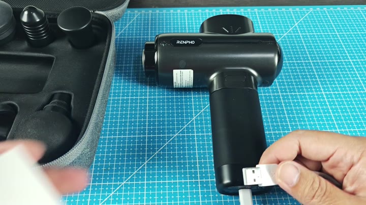 Plug USB C cable into Renpho Plug USB C cable into Renpho