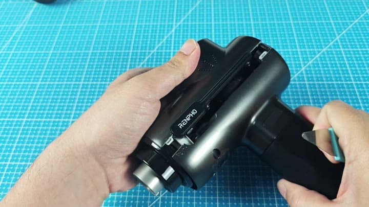 Prying open Renpho massage gun body Prying open Renpho massage gun body