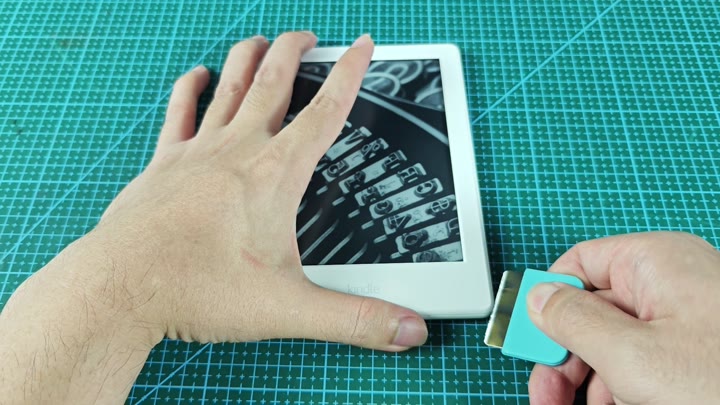 Prying open the Kindle 8th Gen Prying open the Kindle 8th Gen