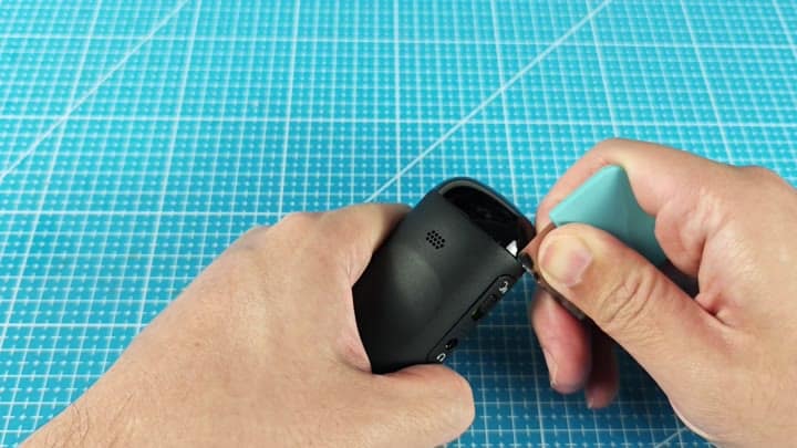 Prying open the remote back casing Prying open the remote back casing