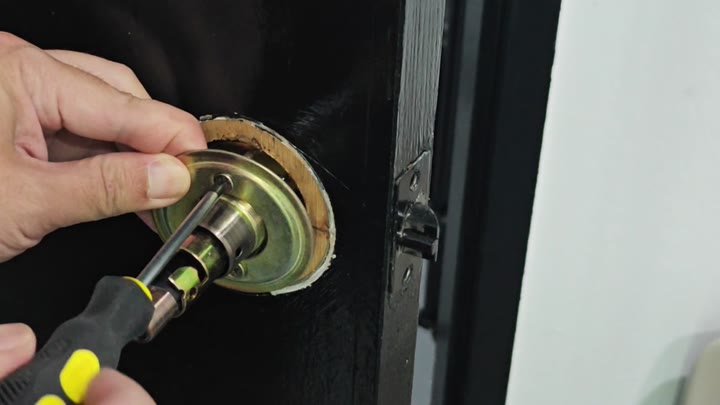 Removing door lock cylinder with screwdriver Removing door lock cylinder with screwdriver