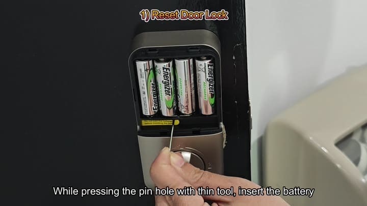 Resetting lock by inserting batteries Resetting lock by inserting batteries