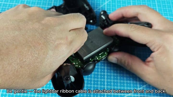 Separating controller halves carefully Separating controller halves carefully