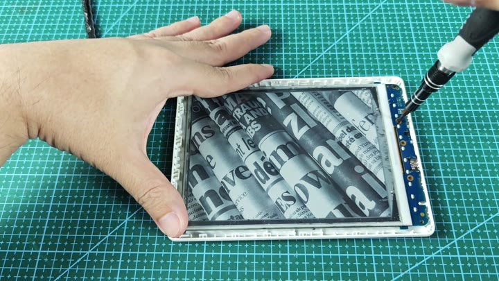 Unscrewing the e-paper display module Unscrewing the e-paper display module